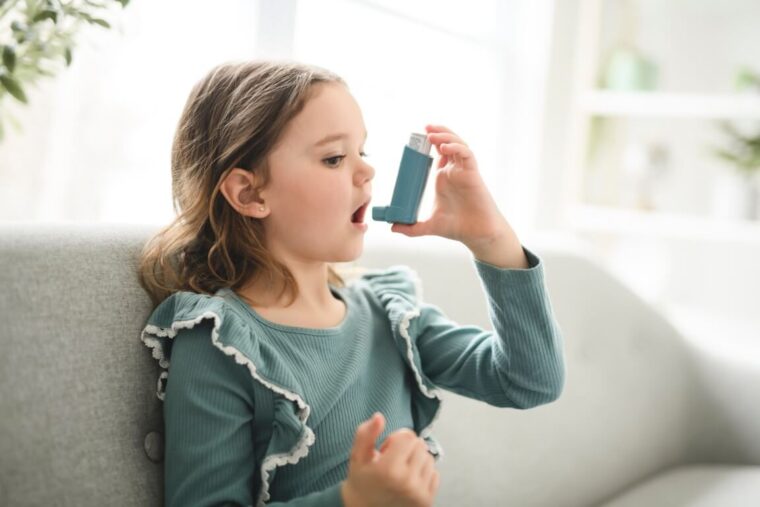 Poslabšanja astme pri otrocih: sprožilci in ključna vloga staršev